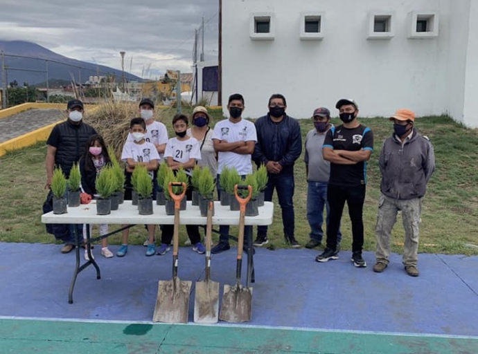 Club Águilas de Atlixco dona 20 arbolitos que se sembraron en la unidad deportiva norte